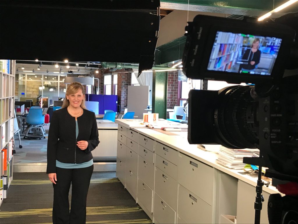 Jill Monaco using an EAR Prompter on set.